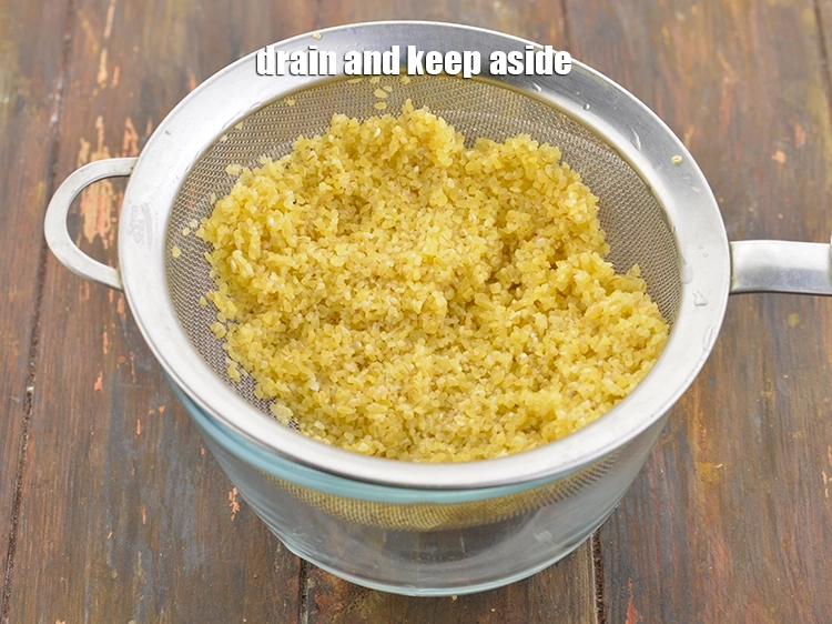 Step 2 – <p>તૂટેલા ઘઉંને ચાળણીમાં લો અને તેને પાણી નીચે ધોઈને સાફ કરો. બાજુ પર રાખો. <span …