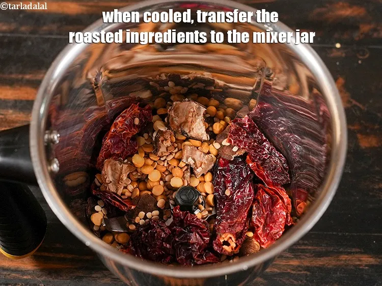 Step 11 – <p>ઠંડું થાય એટલે શેકેલી સામગ્રીને મિક્સર જારમાં ટ્રાન્સફર કરો.</p>
