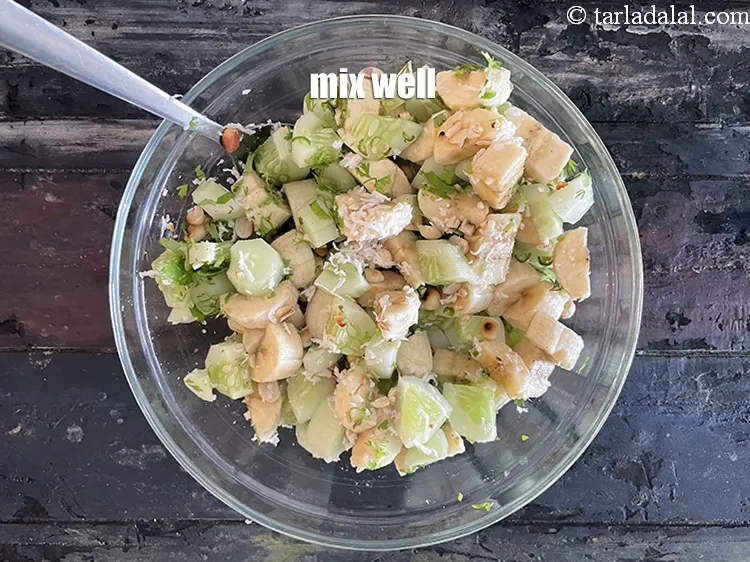 Step 13 – <p><strong>બનાના કાકડી સલાડ મિક્સ કરો | ભારતીય કાકડી બનાના મગફળીનો સલાડ | સ્વસ્થ બનાના કાકડી …