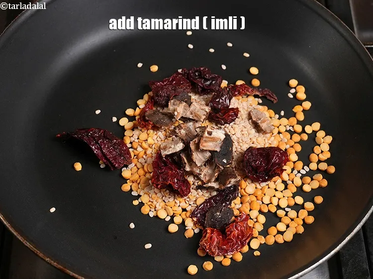 Step 4 – <p><span style="background-color:rgb(255,255,255);color:rgb(0,0,0);">2 ટેબલસ્પૂન </span><a href="https://www.tarladalal.com/glossary-tamarind-imli-gujarati-630i"><u>આમલી (tamarind (imli)</u></a> <span style="background-color:white;color:black;">ઉમેરો.</span></p>