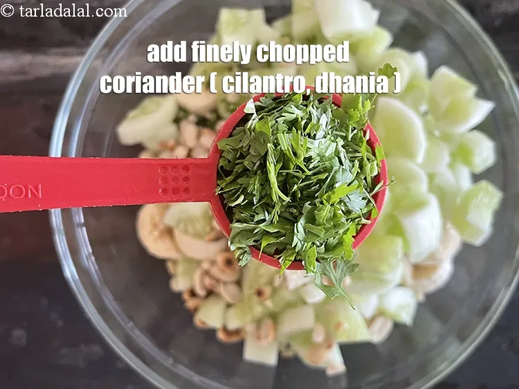 Step 7 – <p>૨ ટેબલસ્પૂન બારીક સમારેલી કોથમીર (ધાણા) ઉમેરો. ધાણા એક તેજસ્વી, તાજો અને થોડો સાઇટ્રસ સ્વાદ …