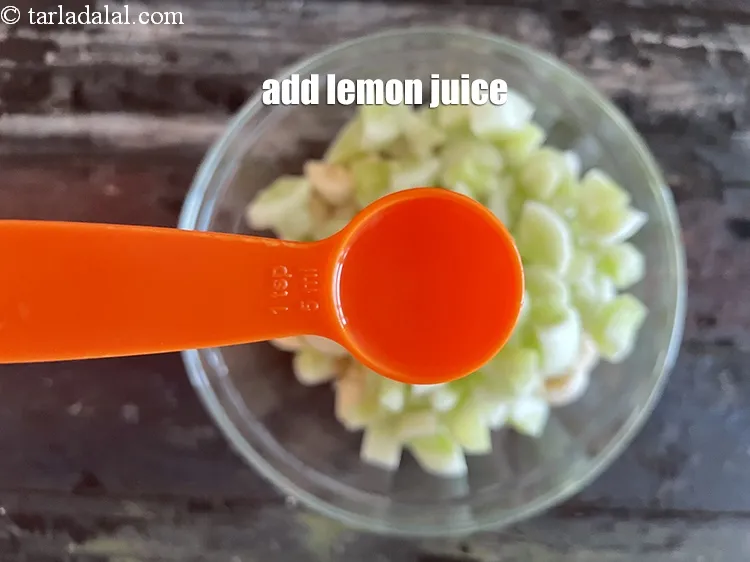 Step 10 – <p>૨ ટીસ્પૂન લીંબુનો રસ ઉમેરો. કેળા ઓક્સિડેશન માટે સંવેદનશીલ હોય છે, જેના કારણે તે કાપ્યા …