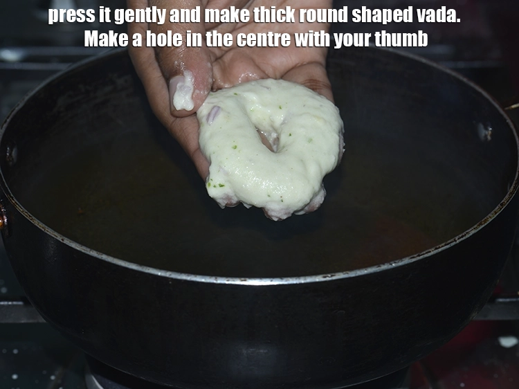 Step 23 – <p>તેને ધીમેથી દબાવો અને જાડા ગોળ આકારના વડા બનાવો. તમારા અંગૂઠાથી વચ્ચે એક કાણું બનાવો.</p>