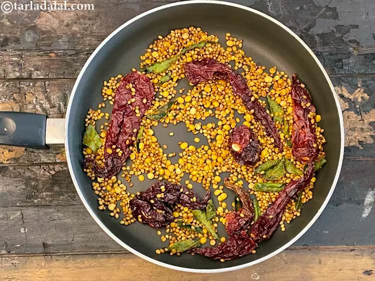 Step 25 – <p>ધીમા તાપે 3 થી 4 મિનિટ સુધી શેકો. જો આગ વધારે હોય તો દાળ કાળા …