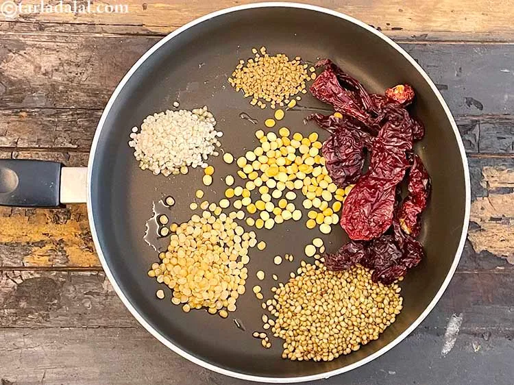 Step 19 – <p><span style="background-color:rgb(255,255,255);color:rgb(0,0,0);">8 </span><a href="https://www.tarladalal.com/glossary-whole-dry-kashmiri-red-chillies-kashmiri-mirch-kashmiri-lal-mirch-gujarati-332i"><u>સૂકું કશ્મીરી લાલ મરચું (whole dry kashmiri red chillies)</u></a> ઉમેરો. સાંભારના રંગનું …