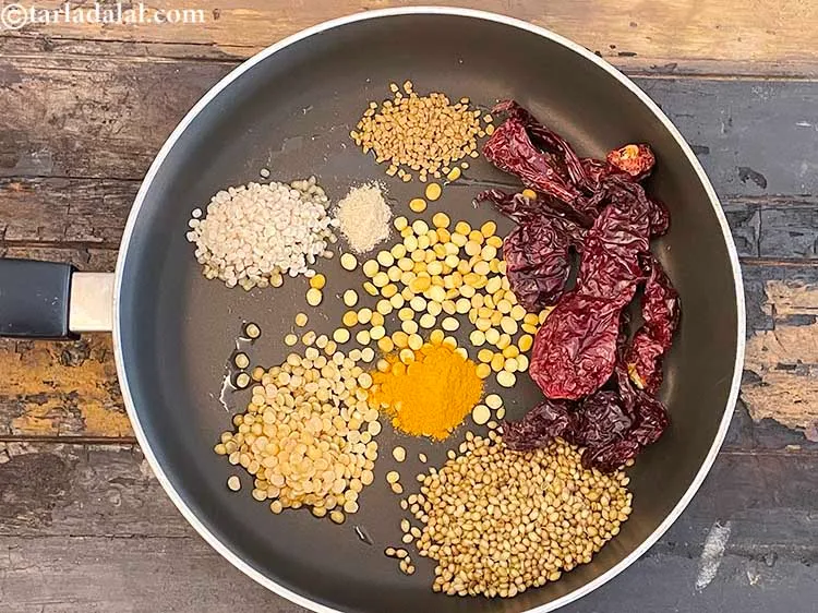 Step 21 – <p>સ્વાદ મેળવવા માટે <span style="background-color:rgb(255,255,255);color:rgb(0,0,0);">1/4 ટીસ્પૂન </span><a href="https://www.tarladalal.com/glossary-asafoetida-hing-gujarati-113i"><u>હીંગ (asafoetida, hing)</u></a> ઉમેરો.</p>