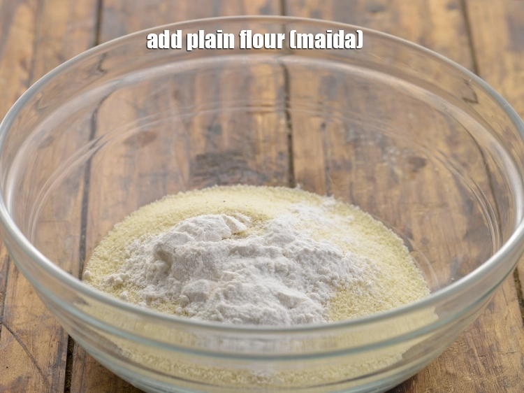 Step 7 – <p>લોટ ઉમેરો. મેંદો બધી સામગ્રીને એકસાથે બાંધવામાં મદદ કરે છે અને તે ક્રિસ્પી ટેક્સચર પ્રાપ્ત …