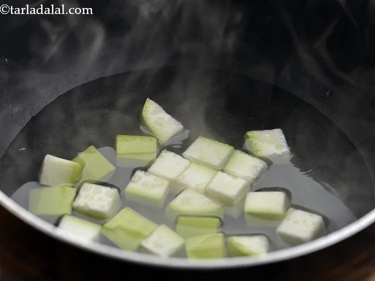 Step 40 – <p>પાણીમાં દૂધી ઉમેરો.</p>