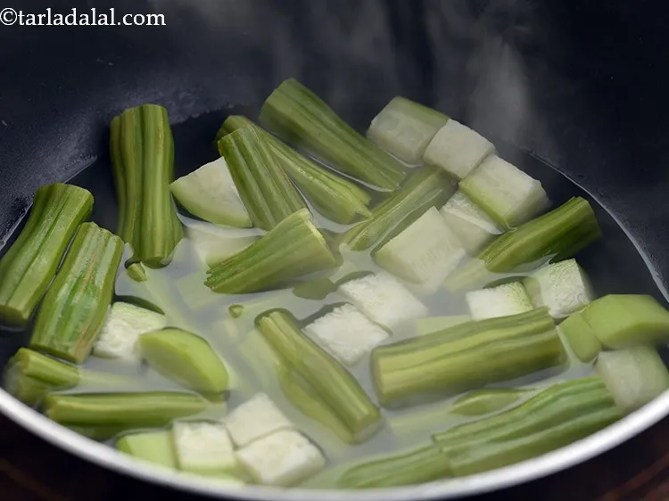 Step 42 – <p>મધ્યમ તાપ પર ૪ થી ૫ મિનિટ સુધી અથવા શાકભાજી નરમ થાય ત્યાં સુધી રાંધો. …