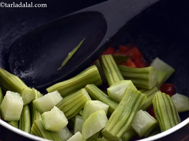 Step 51 – <p>બાફેલી દૂધી, સરગવાની ખીર અને બટાકા ઉમેરો. Add the cooked bottle gourd, drumsticks and potatoes.&nbsp;<br>&nbsp;</p>