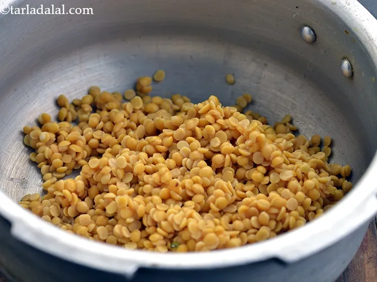 Step 34 – <p>ધોયેલી દાળને પ્રેશર કૂકરમાં નાખો.</p>