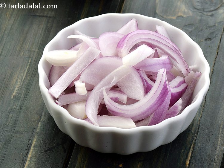 Step 3 – <p>મદ્રાસી કાંદા<u> </u>ને બારીક કાપેલા ડુંગળીથી બદલી શકાય છે. ટામેટાં પહેલાં તેને સાંતળવામાં આવશે.</p>