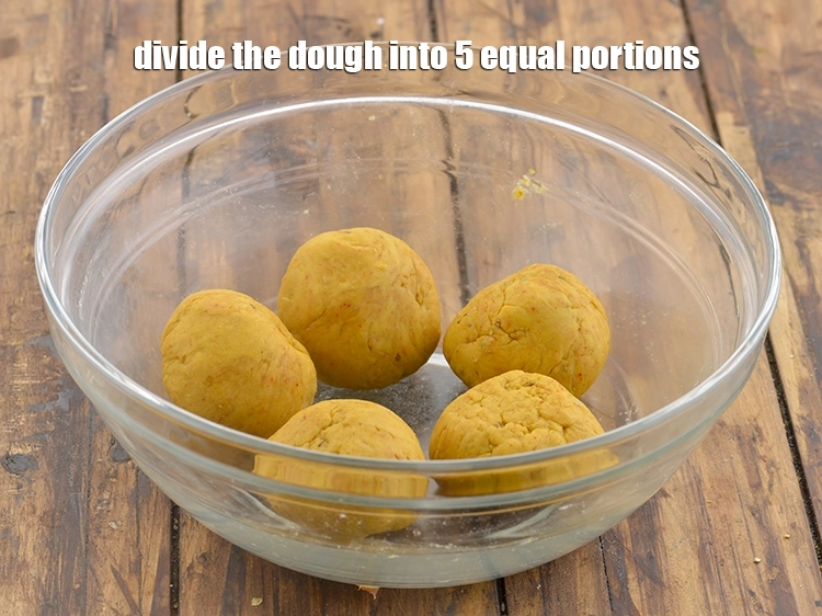 Step 11 – <p>લોટને ૫ સમાન ભાગોમાં વિભાજીત કરો.</p>