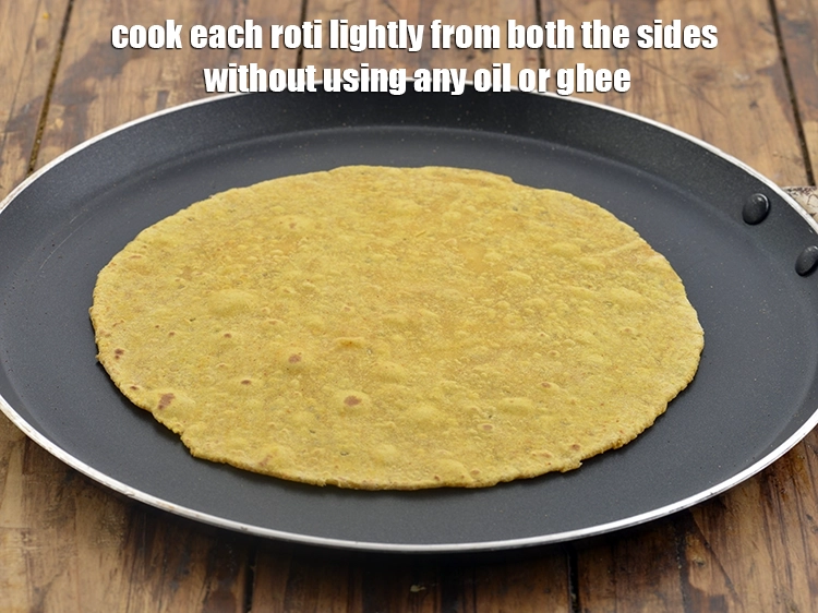 Step 15 – <p>દરેક રોટલીને તેલ કે ઘીનો ઉપયોગ કર્યા વિના બંને બાજુથી હળવા હાથે રાંધો. આ પદ્ધતિ …