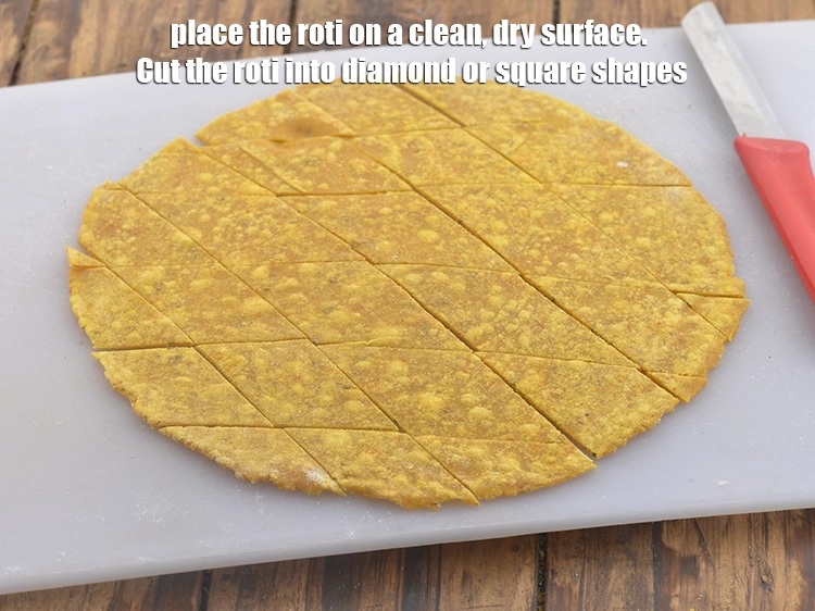 Step 16 – <p>રોટલીને સ્વચ્છ, સૂકી સપાટી પર મૂકો. રોટલીને હીરા અથવા ચોરસ આકારમાં કાપો.</p>