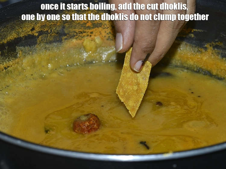 Step 44 – <p>એકવાર તે ઉકળવા લાગે, પછી કાપેલા ઢોકળી એક પછી એક ઉમેરો જેથી ઢોકળી એકસાથે ગંઠાઈ …