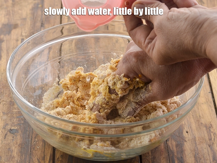 Step 8 – <p>ધીમે ધીમે, થોડું થોડું પાણી ઉમેરો. અમે લગભગ ૧/૨ કપ પાણી વાપર્યું છે, પરંતુ લોટની …