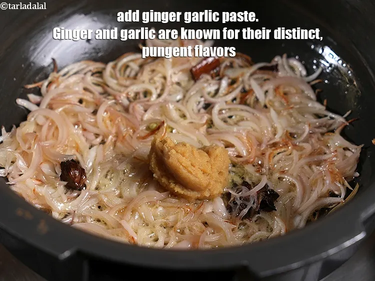 Step 11 – <p><span style="background-color:rgb(255,255,255);color:rgb(0,0,0);">1 ટેબલસ્પૂન </span><a href="https://www.tarladalal.com/glossary-ginger-green-chilli-paste-adrak-mirch-ki-paste-adrak-mirchi-paste-gujarati-139i"><u>આદુ-લીલા મરચાંની પેસ્ટ (ginger-green chilli paste)</u></a> ઉમેરો. આદુ અને લસણ તેમના …