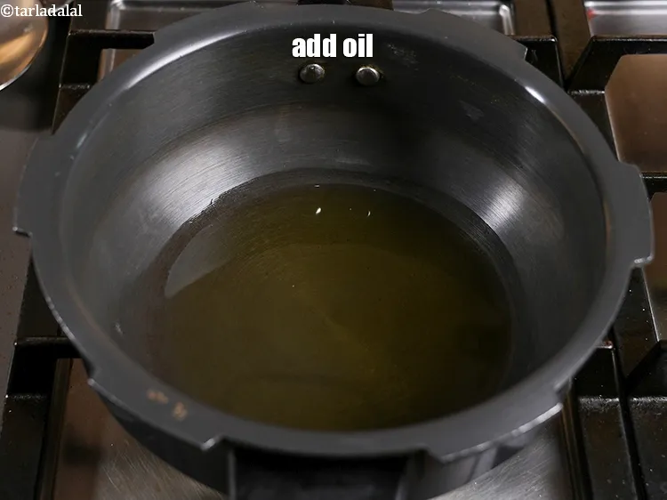 Step 2 – <p><span style="background-color:rgb(255,255,255);color:rgb(0,0,0);">1 ટેબલસ્પૂન </span><a href="https://www.tarladalal.com/glossary-oil-gujarati-671i"><u>તેલ ( oil )</u></a> ઉમેરો.</p>