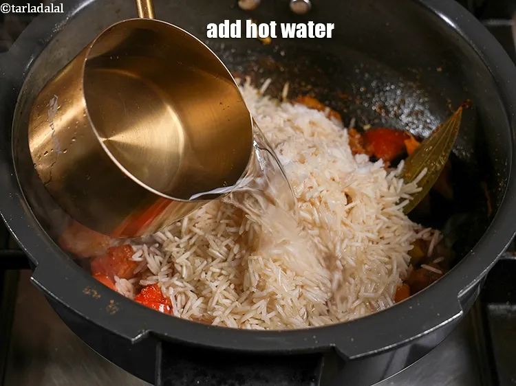 Step 23 – <p>2 કપ ગરમ પાણી ઉમેરો.</p>