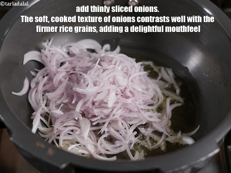 Step 9 – <p><span style="background-color:rgb(255,255,255);color:rgb(0,0,0);">1 કપ પાતળી </span><a href="https://www.tarladalal.com/glossary-onions-pyaz-pyaaz-kanda-gujarati-548i#ing_2342"><u>સ્લાઇસ કરેલા કાંદા (sliced onions)</u></a> ઉમેરો. ડુંગળીની નરમ, રાંધેલી રચના …