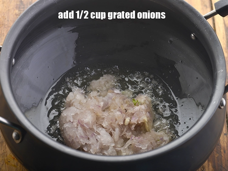 Step 20 – <p>તેલ ગરમ થાય એટલે તેમાં કાંદા ઉમેરો.</p>