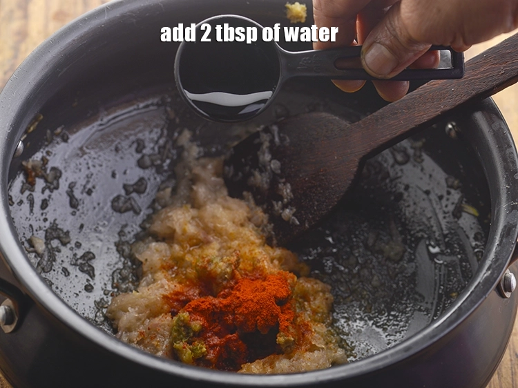 Step 24 – <p>2 ટેબલસ્પૂન પાણી ઉમેરો. આ રસોઈમાં મદદ કરશે અને મસાલા બળતા અટકાવશે.</p>