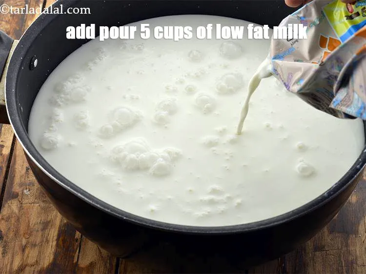 Step 3 – <p>પાણી કાઢી નાખો અને 5 કપ ઓછી ચરબીવાળા દૂધ રેડો.</p>