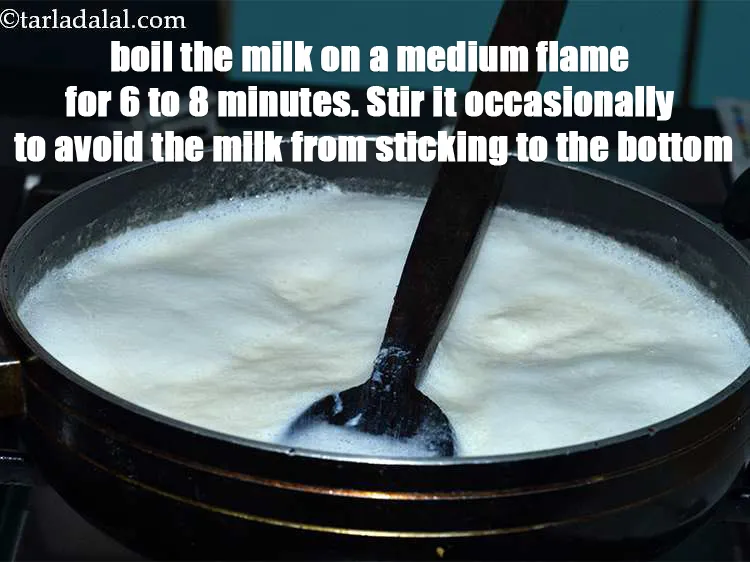 Step 4 – <p>દૂધને મધ્યમ આંચ પર 6 થી 8 મિનિટ સુધી ઉકાળો. તેને ક્યારેક ક્યારેક હલાવો જેથી …