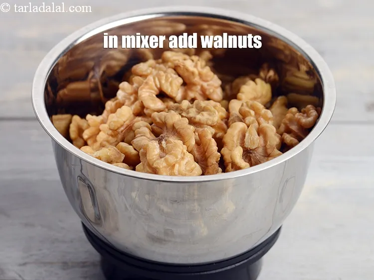 Step 1 – <p>મિક્સરમાં ૧ કપ અખરોટ ઉમેરો.</p>