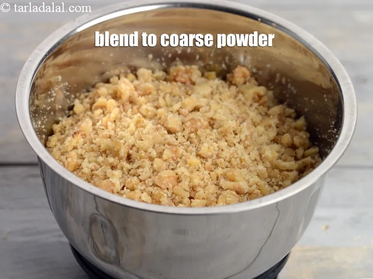 Step 2 – <p>તેને બરછટ પાવડરમાં બ્લેન્ડ કરો. ખાતરી કરો કે તમે તેને ફક્ત 2 વખત અથવા તેથી …