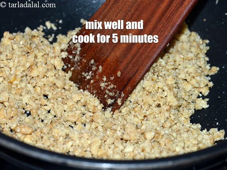 Step 5 – <p>સારી રીતે મિક્સ કરો અને ધીમા તાપે 5 મિનિટ સુધી, ક્યારેક ક્યારેક હલાવતા રહો.</p>