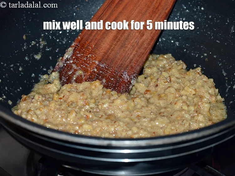 Step 8 – <p>સારી રીતે મિક્સ કરો અને ધીમા તાપે 5 મિનિટ સુધી, સતત હલાવતા રહો.</p>