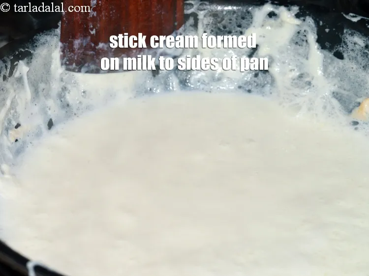 Step 3 – <p>દૂધ પર બનાવેલ ક્રીમ (મલાઈ) ને તવાની બાજુઓ પર ચોંટાડો.</p>