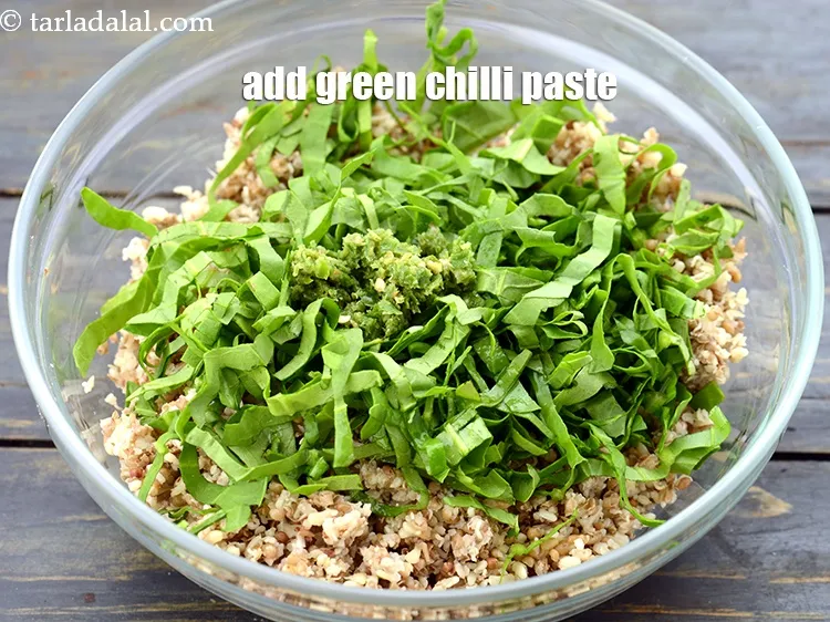 Step 13 – <p><span style="background-color:rgb(255,255,255);color:rgb(0,0,0);">2 ટીસ્પૂન </span><a href="https://www.tarladalal.com/glossary-green-chilli-paste-hari-mirch-ki-paste-mirchi-paste-gujarati-333i"><u>લીલા મરચાંની પેસ્ટ (green chilli paste)</u></a> ઉમેરો. લીલા મરચામાં રહેલું એન્ટીઑકિસડન્ટ …