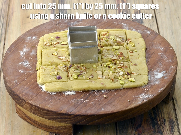 Step 8 – <p>આ વણેલા ભાગને ચપ્પુ કે કુકી કટર વડે ૨૫ મી. મી. (૧”) x ૨૫ મી. …