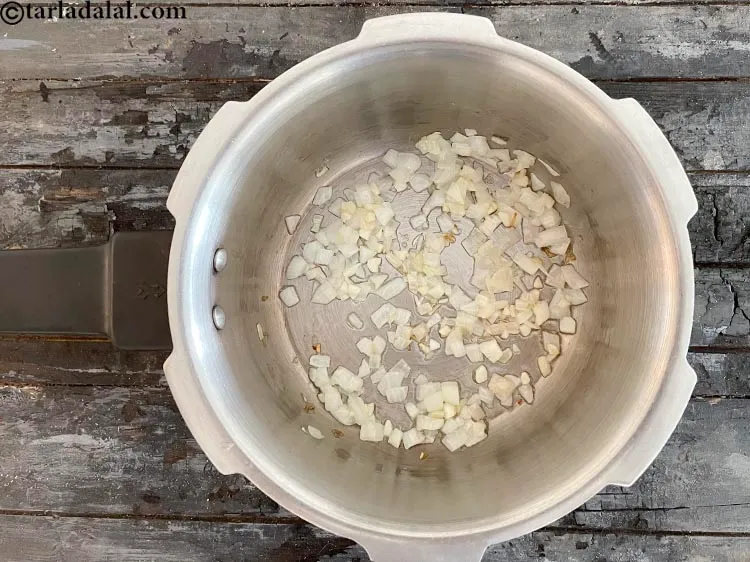 Step 13 – <p>મધ્યમ તાપ પર થોડી સેકન્ડ માટે સાંતળો.</p>