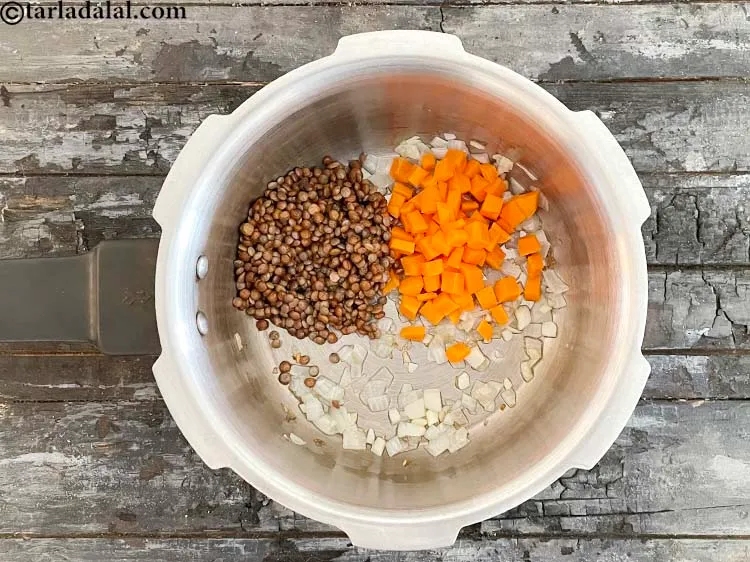 Step 15 – <p><span style="background-color:rgb(255,255,255);color:rgb(0,0,0);">2 ટેબલસ્પૂન </span><a href="https://www.tarladalal.com/glossary-masoor-whole-red-lentil-kala-masoor-gujarati-301i"><u>મસૂર</u></a><u> </u>ઉમેરો, ધોઈને પાણી કાઢી લો (વિગતો માટે ઉપર જુઓ). રાંધેલી …