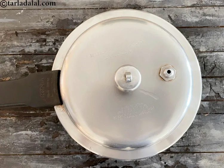 Step 20 – <p>૩ થી ૪ સીટી સુધી પ્રેશર કુક કરો.</p>