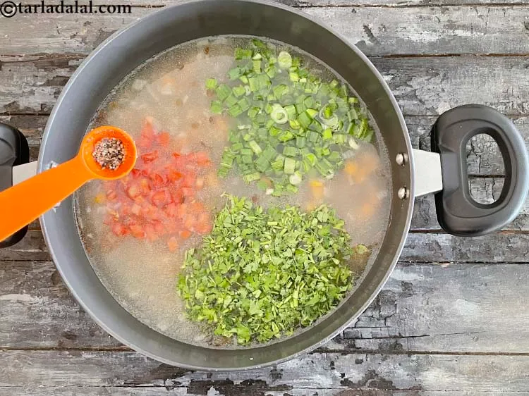 Step 33 – <p>આ સૂપને સ્વાદિષ્ટ બનાવવા માટે અંતે તાજી પીસેલી મરી ઉમેરો.</p>