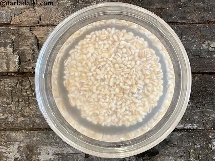 Step 4 – <p>સ્વચ્છ જવને 2 કલાક પાણીમાં પલાળી રાખો.</p>