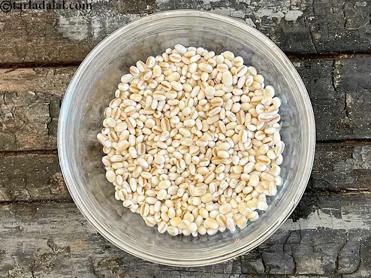 Step 5 – <p>પલાળેલા જવને પાણીથી નિતારી લો.</p>