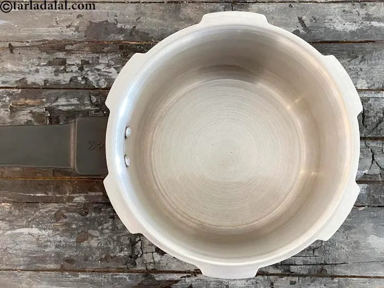 Step 10 – <p>પ્રેશર કુકરમાં તેલ ગરમ કરો.</p>