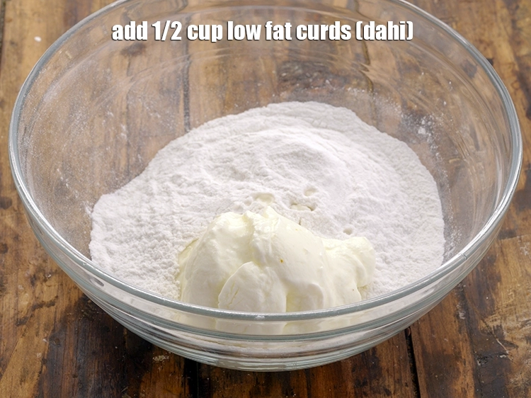 Step 2 – <p><span style="background-color:rgb(255,255,255);color:rgb(0,0,0);">1/2 કપ </span><a href="https://www.tarladalal.com/glossary-low-fat-curds-low-cal-dahi-low-calorie-curd-low-fat-yogurt-gujarati-1107i"><u>લો ફૅટ દહીં (low fat curds)</u></a> ઉમેરો.</p>