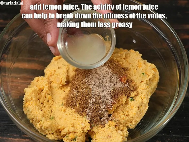 Step 11 – <p><span style="background-color:rgb(255,255,255);color:rgb(0,0,0);">૧ ૧/૨ ટેબલસ્પૂન </span><a href="https://www.tarladalal.com/glossary-lemon-nimbu-gujarati-428i#ing_2754"><u>લીંબુનો રસ (lemon juice)</u></a> ઉમેરો. લીંબુના રસની એસિડિટી વડાના તેલયુક્તતાને …