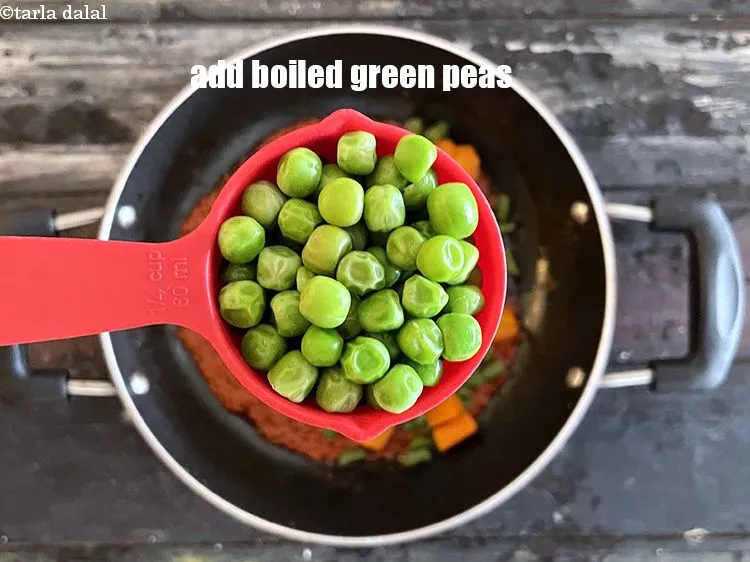 Step 13 – <p><span style="background-color:rgb(255,255,255);color:rgb(0,0,0);">1/2 કપ </span><a href="https://www.tarladalal.com/glossary-green-peas-matar-hare-matar-vatana-gujarati-180i#ing_2431"><u>બાફેલા લીલા વટાણા (boiled green peas)</u></a> ઉમેરો.</p>