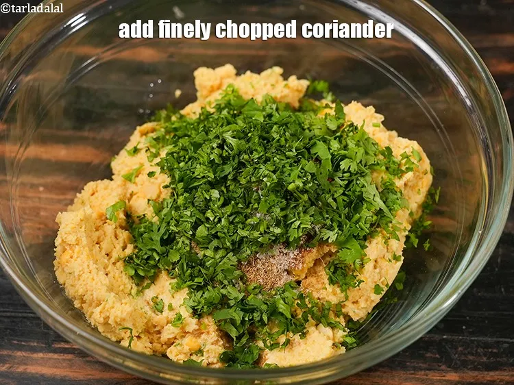 Step 13 – <p><span style="background-color:rgb(255,255,255);color:rgb(0,0,0);">૧/૪ કપ </span><a href="https://www.tarladalal.com/glossary-coriander-dhania-kothmir-gujarati-369i#ing_3500"><u>બારીક સમારેલી કોથમીર (finely chopped coriander)</u></a> ઉમેરો.</p>