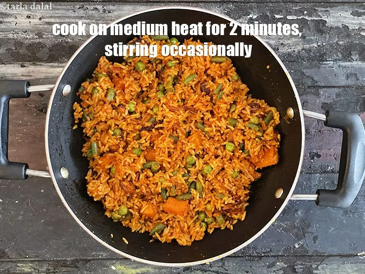 Step 21 – <p>મધ્યમ તાપ પર 2 મિનિટ સુધી રાંધો, ક્યારેક ક્યારેક હલાવતા રહો.</p>