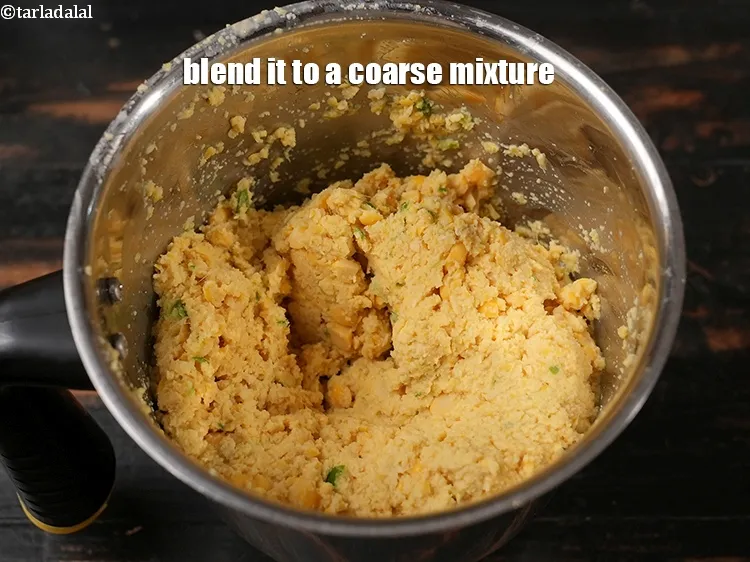 Step 5 – <p>તેને બરછટ મિશ્રણમાં ભેળવો.</p>