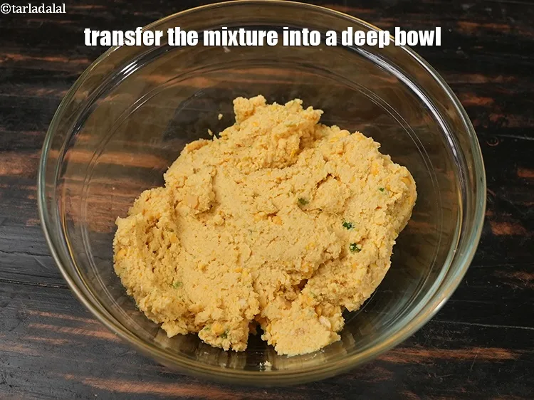 Step 6 – <p>મિશ્રણને ઊંડા બાઉલમાં સ્થાનાંતરિત કરો.</p>